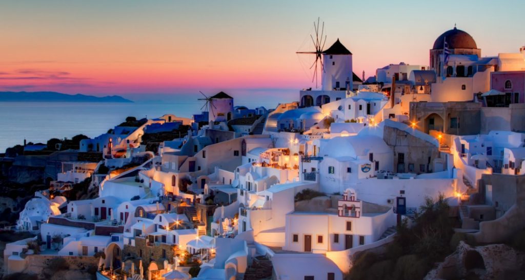 La ciudad turística de Oia en Grecia